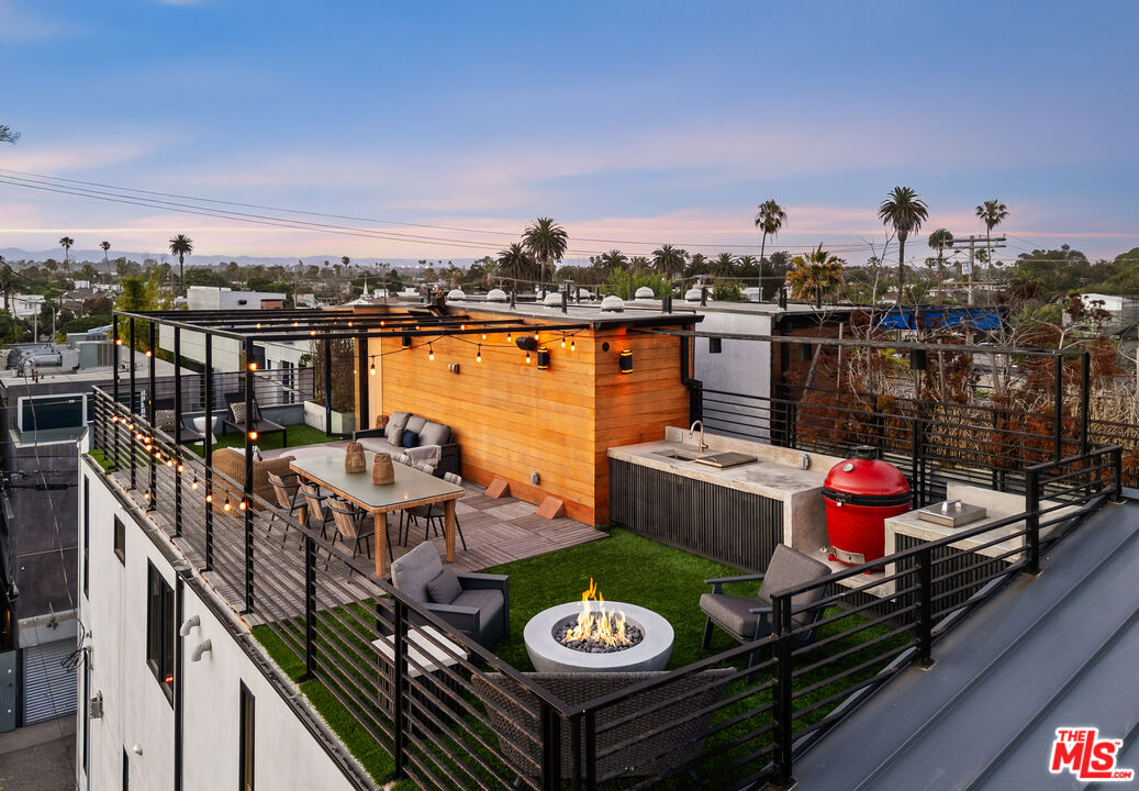 303 Venice Way