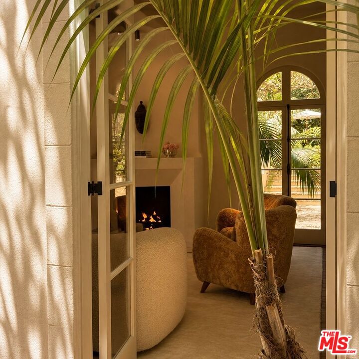 1168 N Doheny Dr
