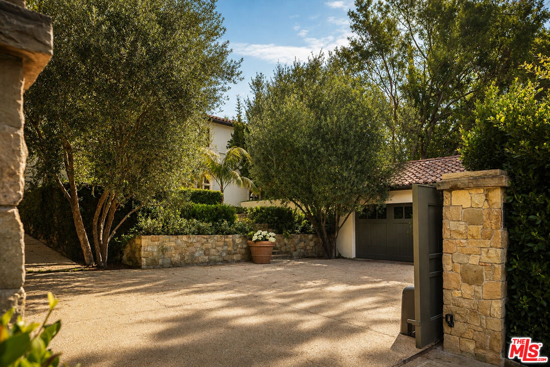 1168 N Doheny Dr