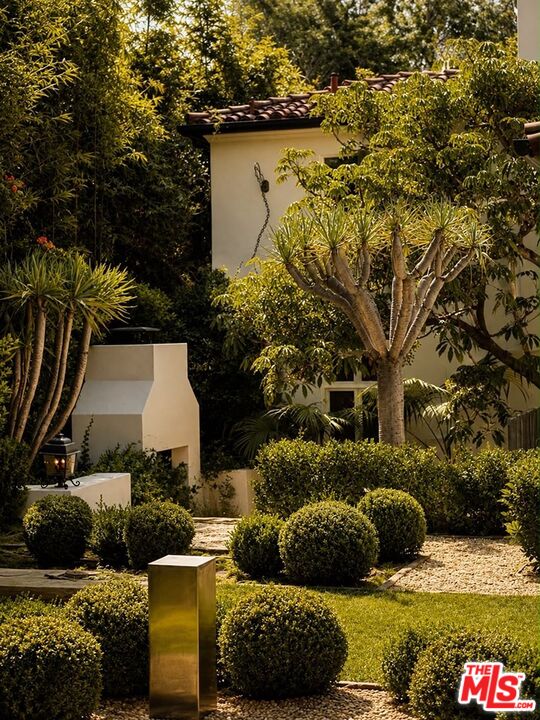 1168 N Doheny Dr