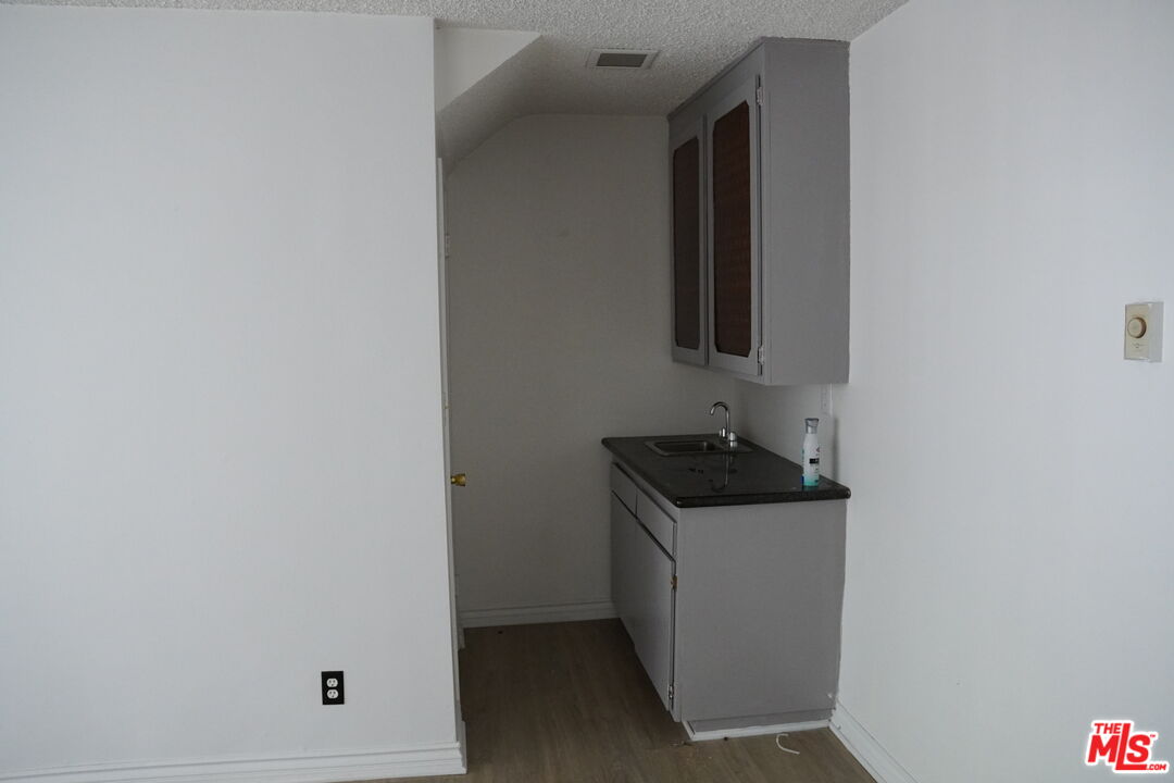 912 Hilldale Unit: 3