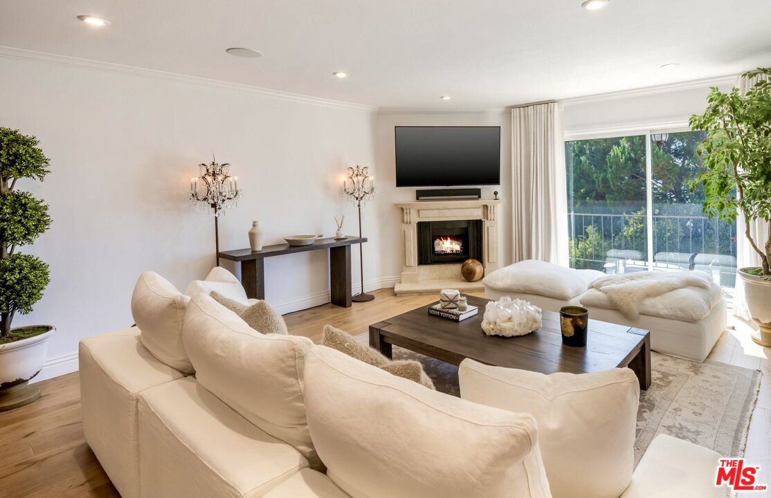 2385 Roscomare Rd Unit: D3