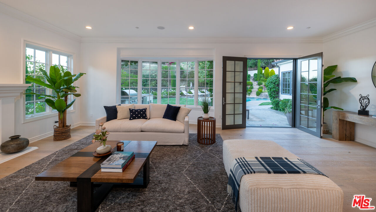 3686 Benedict Canyon Ln