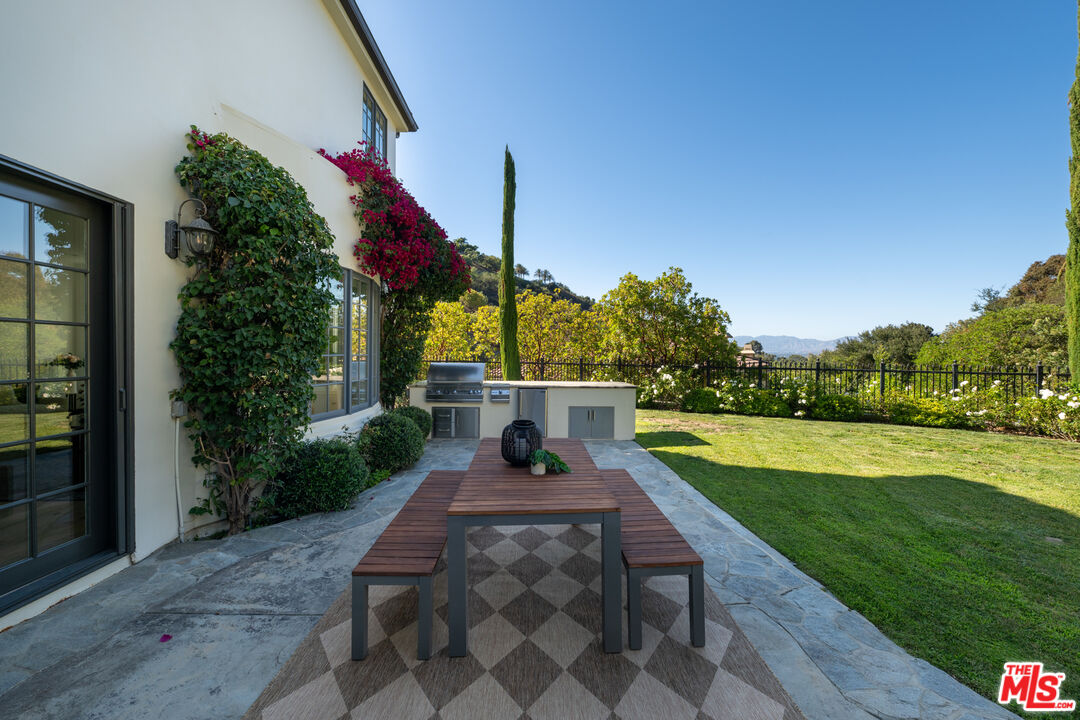 3686 Benedict Canyon Ln