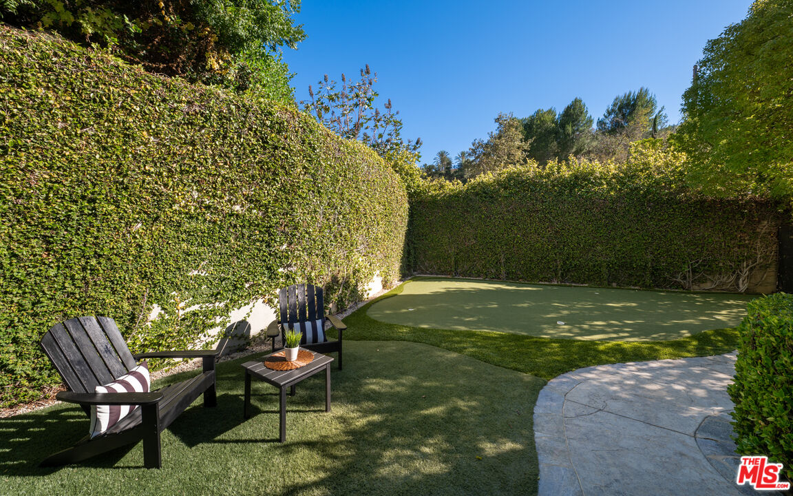 3686 Benedict Canyon Ln