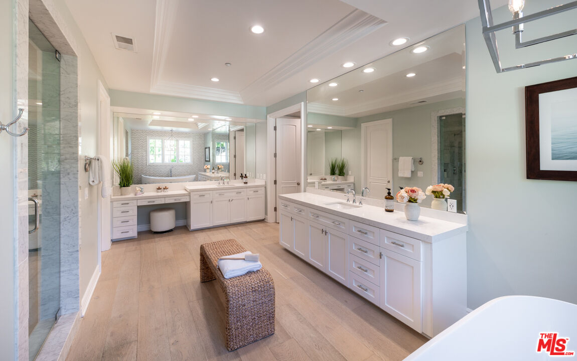 3686 Benedict Canyon Ln