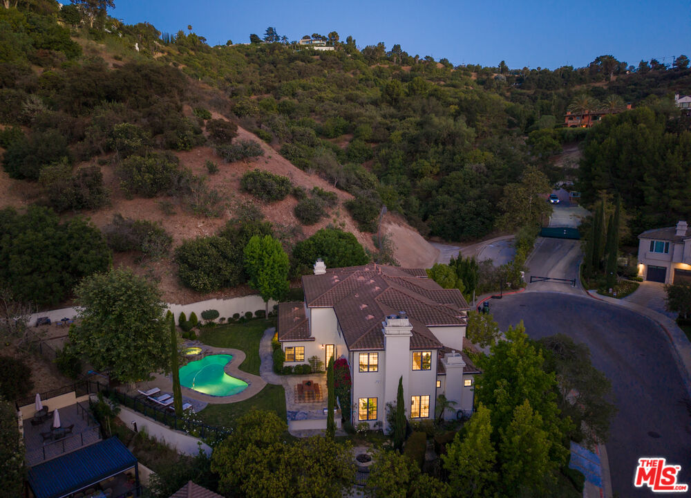 3686 Benedict Canyon Ln