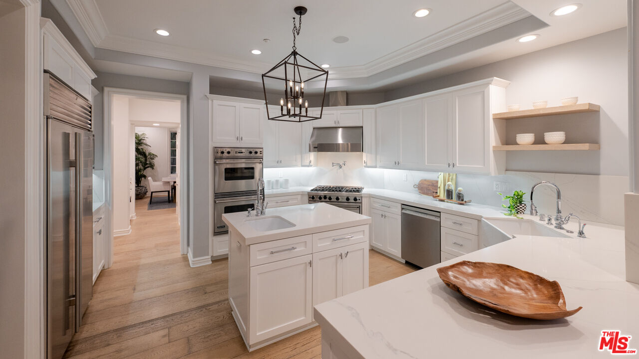3686 Benedict Canyon Ln