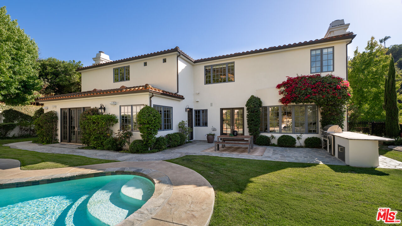 3686 Benedict Canyon Ln