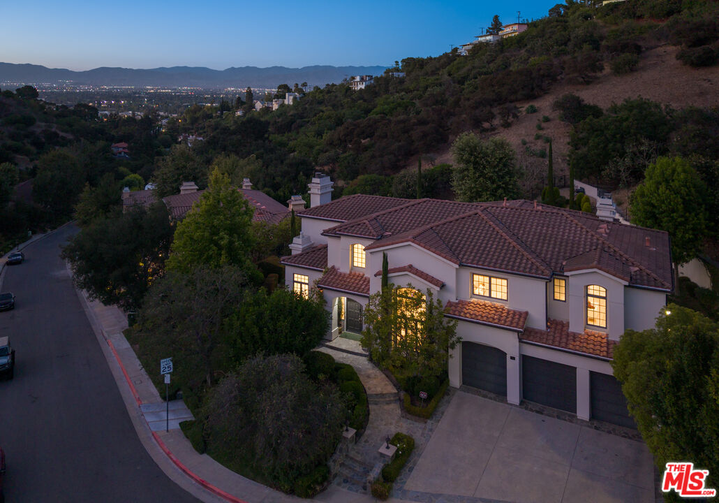 3686 Benedict Canyon Ln