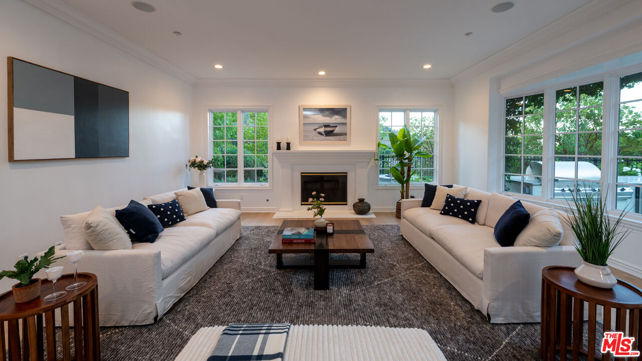 3686 Benedict Canyon Ln