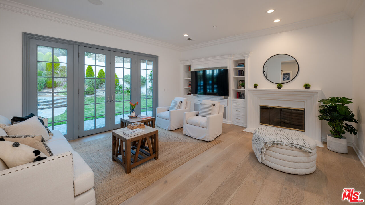 3686 Benedict Canyon Ln