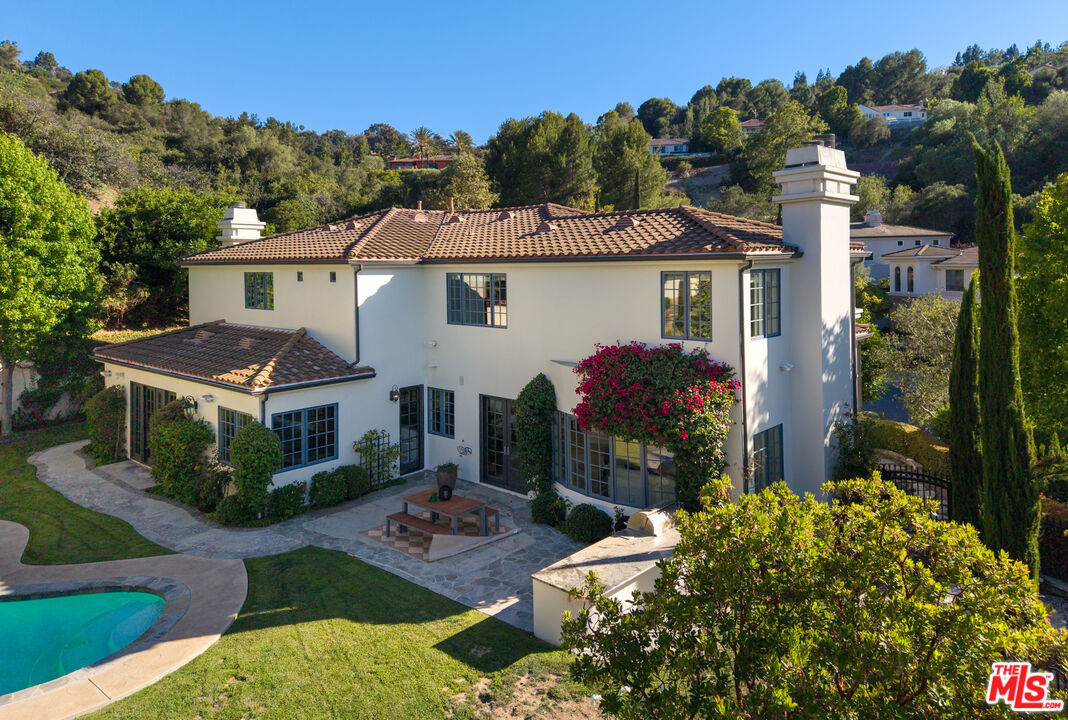 3686 Benedict Canyon Ln