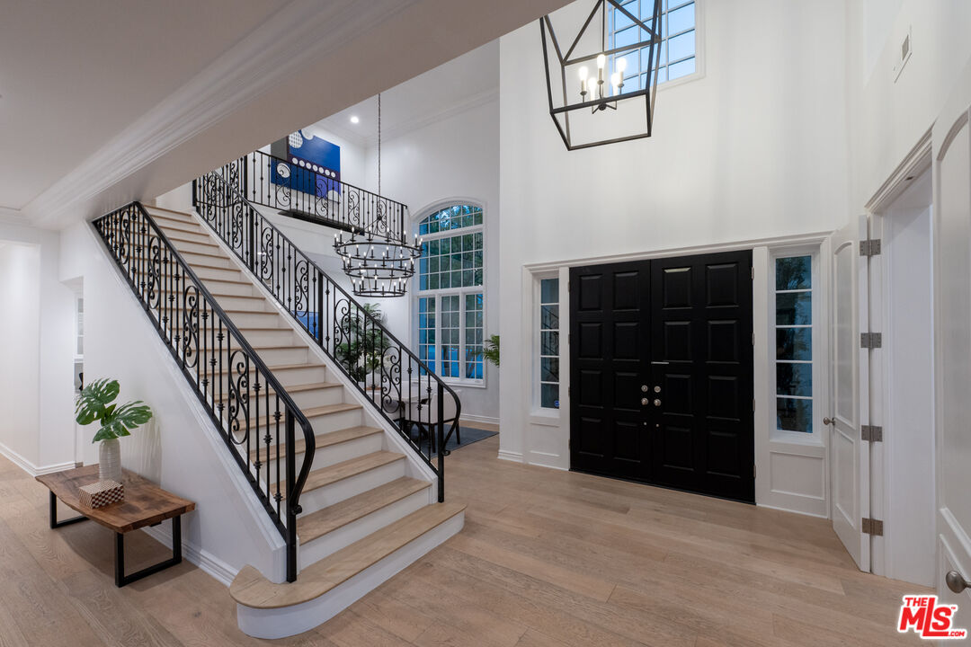 3686 Benedict Canyon Ln