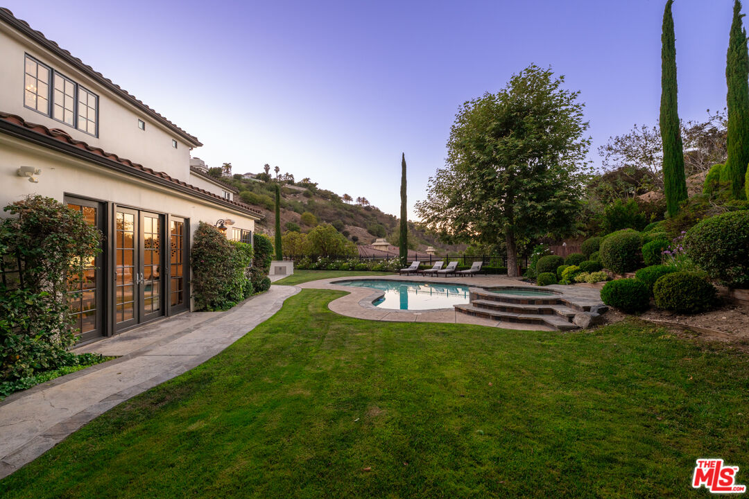 3686 Benedict Canyon Ln