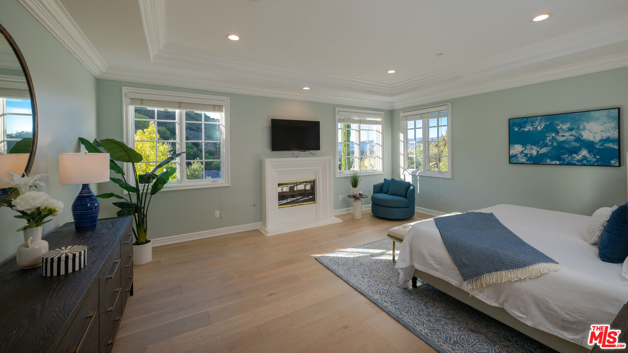 3686 Benedict Canyon Ln