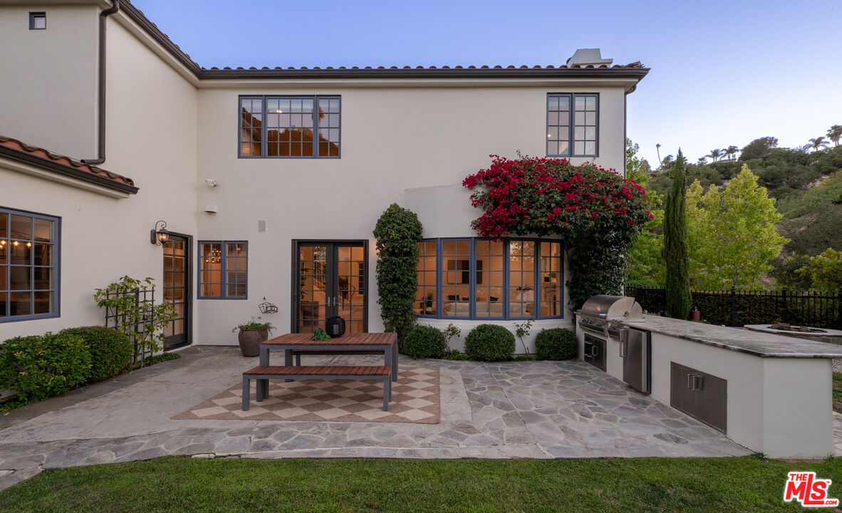 3686 Benedict Canyon Ln