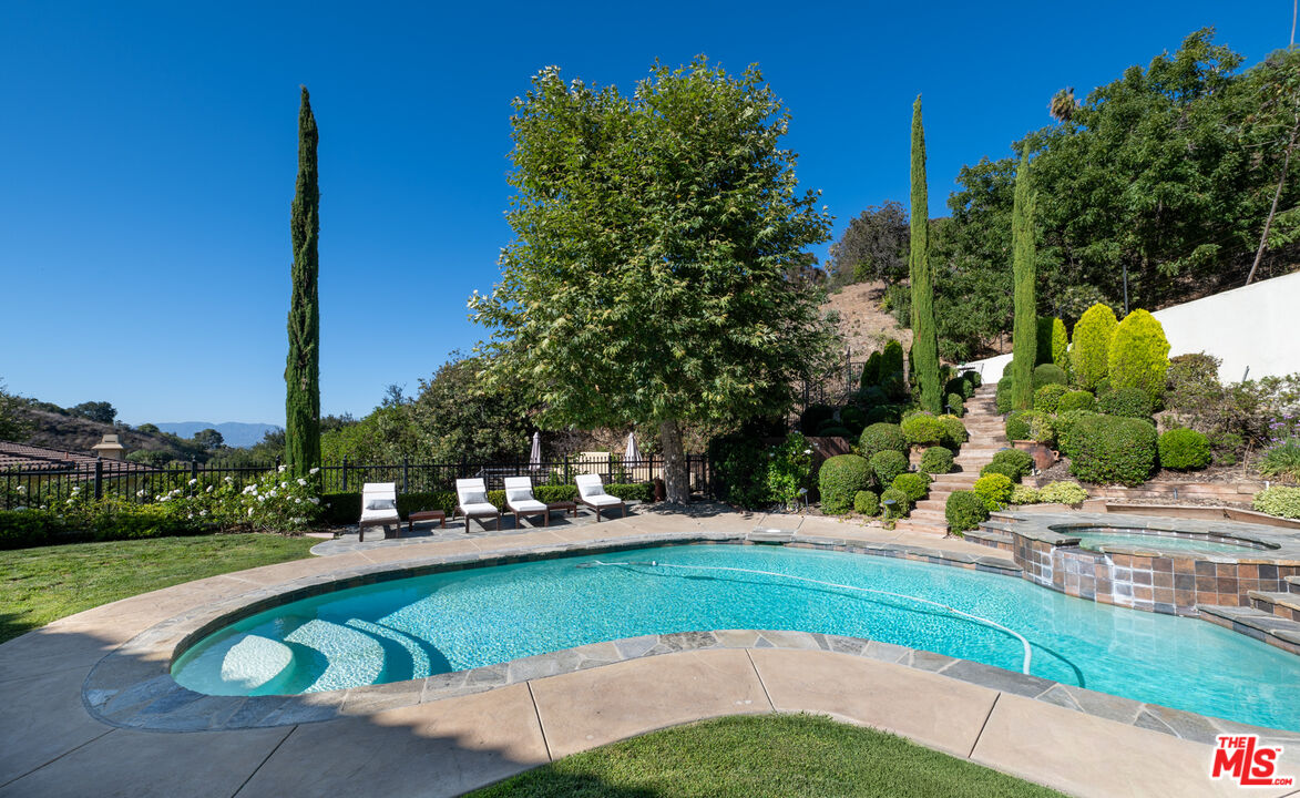 3686 Benedict Canyon Ln