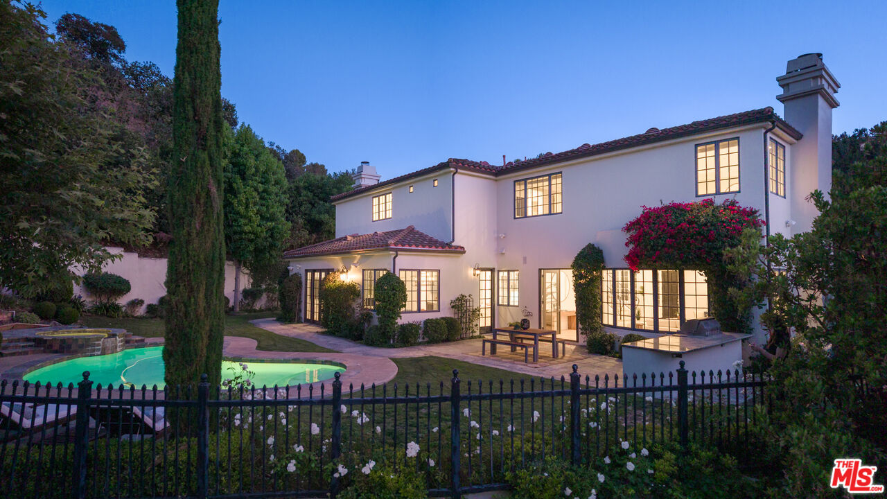 3686 Benedict Canyon Ln
