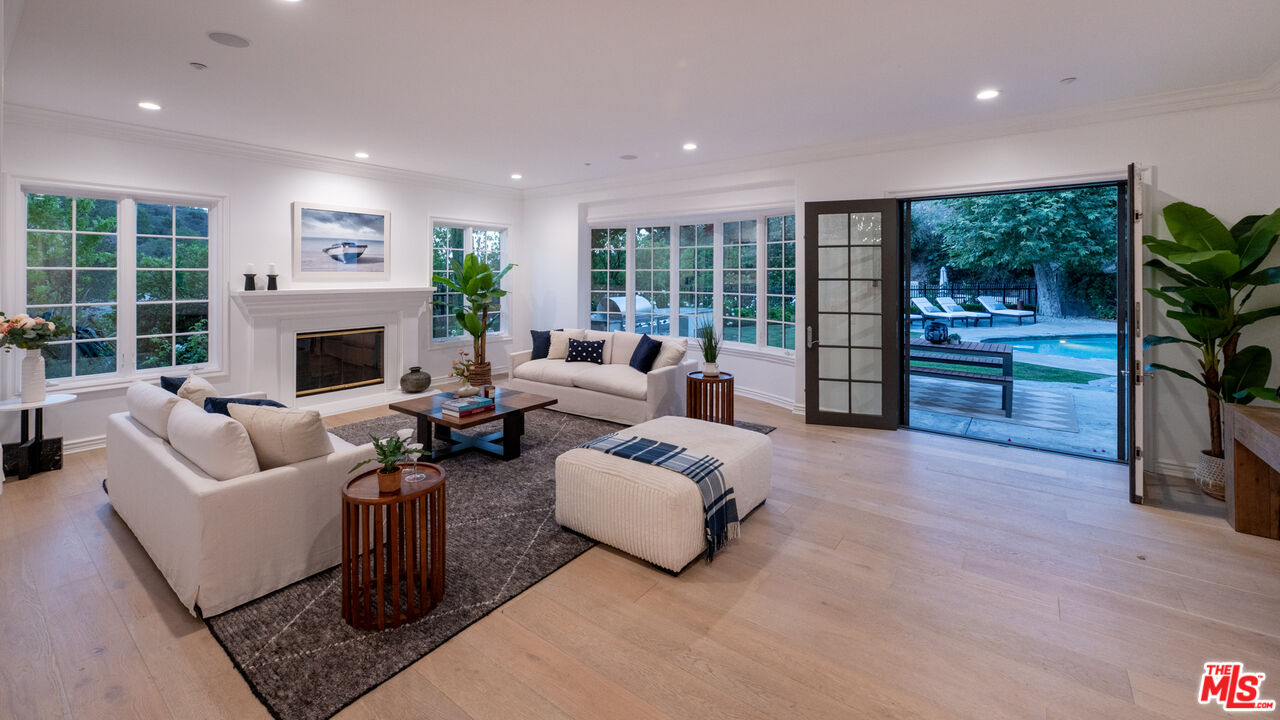 3686 Benedict Canyon Ln