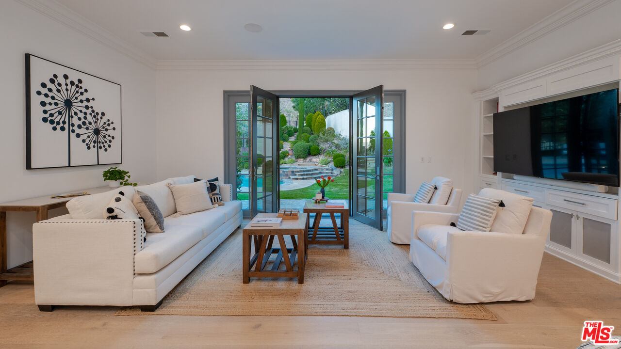 3686 Benedict Canyon Ln