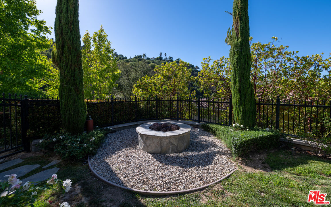 3686 Benedict Canyon Ln