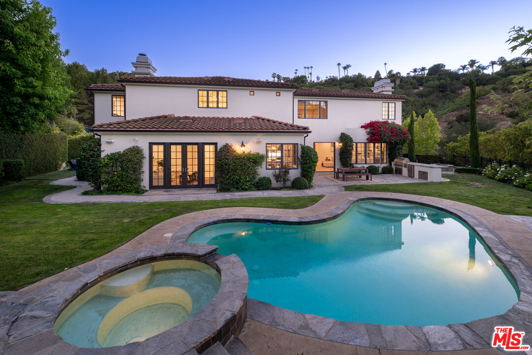3686 Benedict Canyon Ln