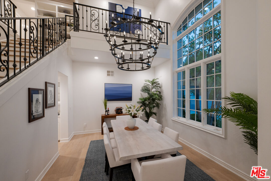 3686 Benedict Canyon Ln