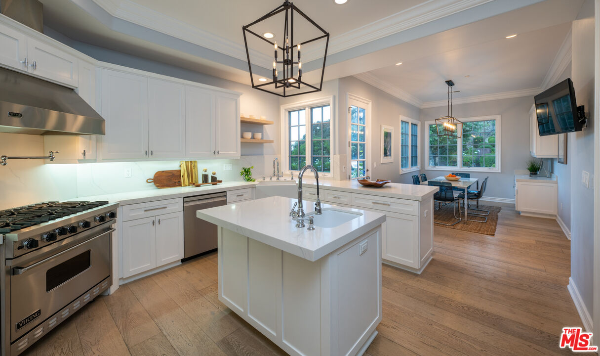 3686 Benedict Canyon Ln