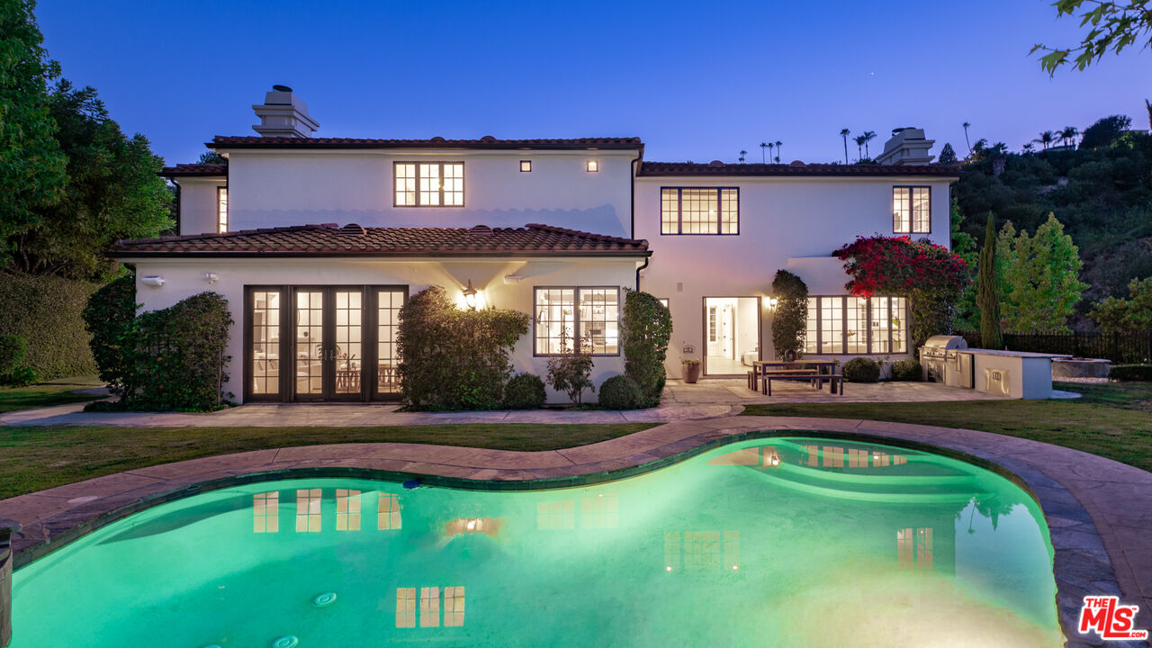 3686 Benedict Canyon Ln