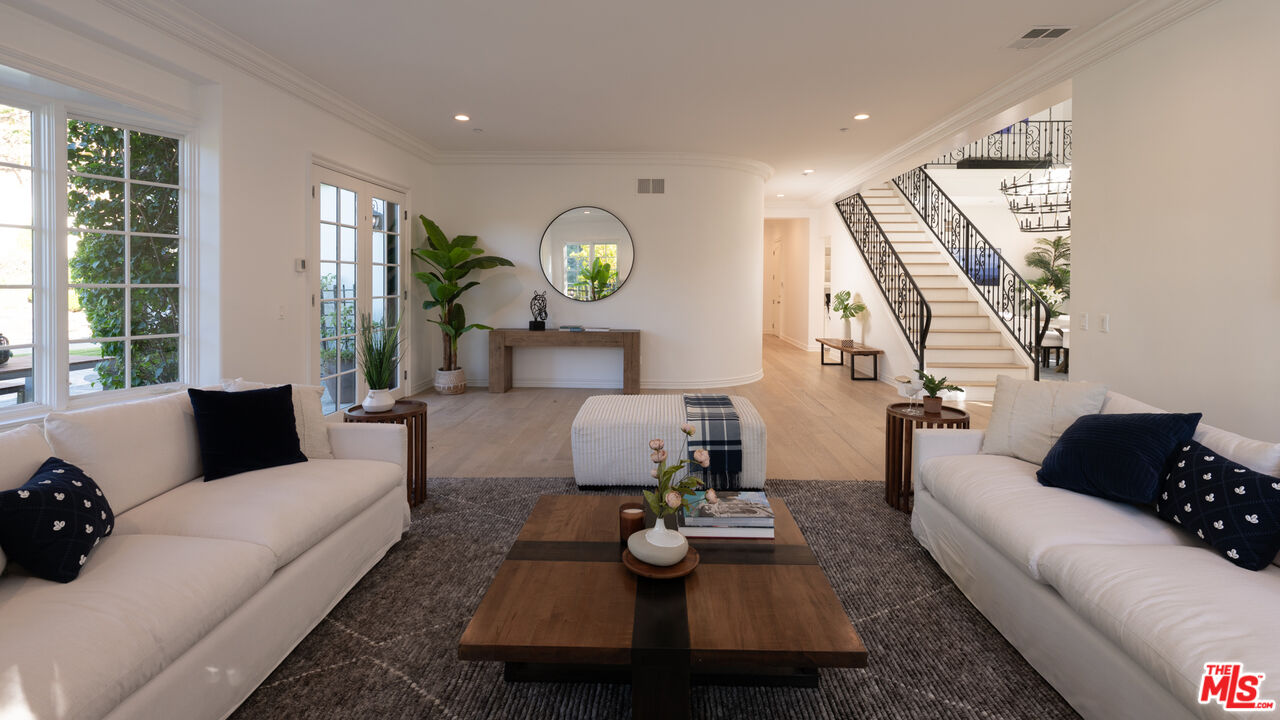 3686 Benedict Canyon Ln