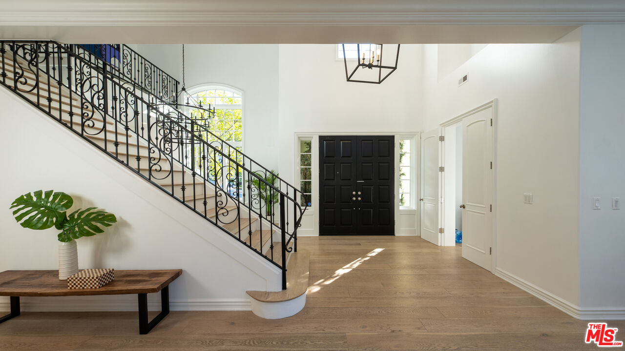 3686 Benedict Canyon Ln