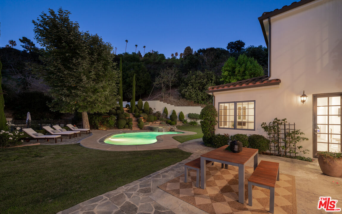 3686 Benedict Canyon Ln