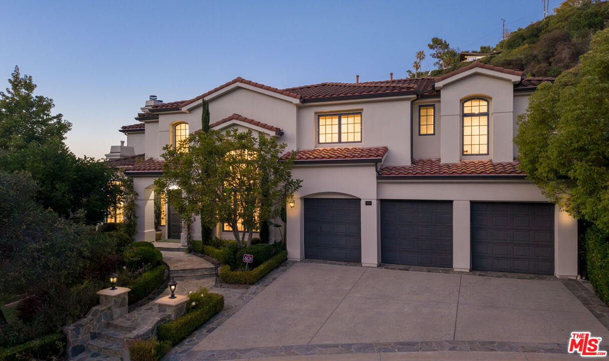 3686 Benedict Canyon Ln