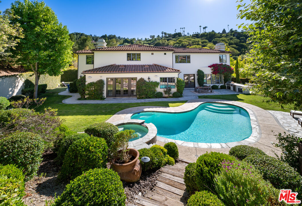 3686 Benedict Canyon Ln