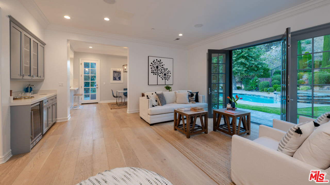 3686 Benedict Canyon Ln