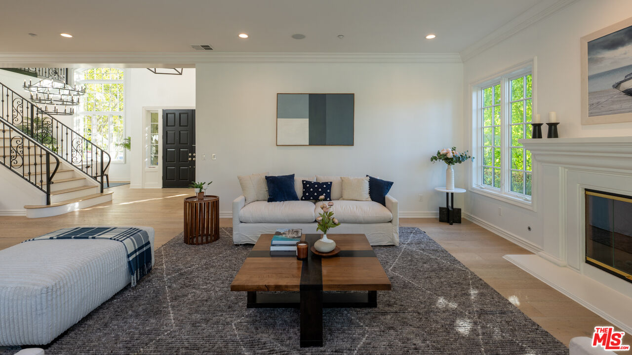 3686 Benedict Canyon Ln