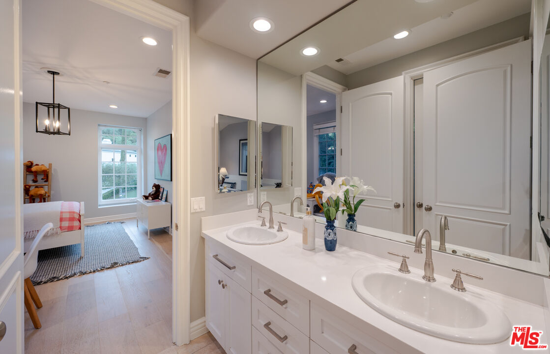 3686 Benedict Canyon Ln