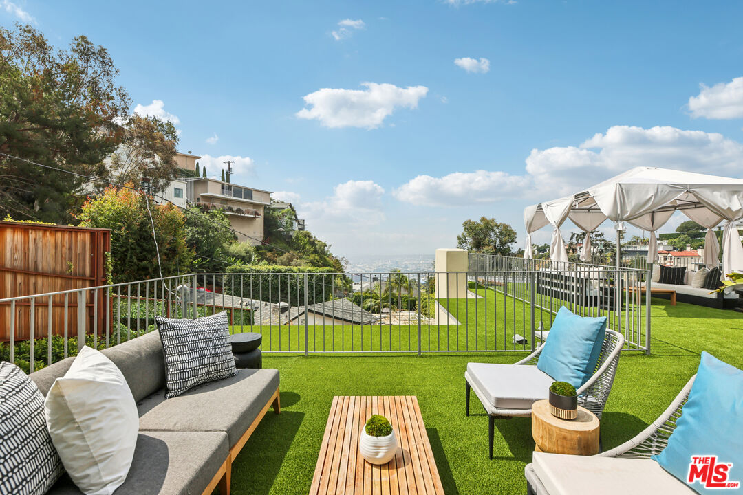 8715 Sunset Plaza Ter