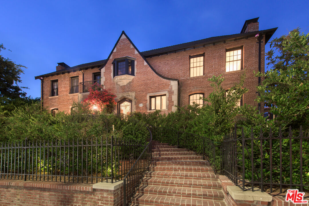 7655 Hollywood Blvd Unit: 3