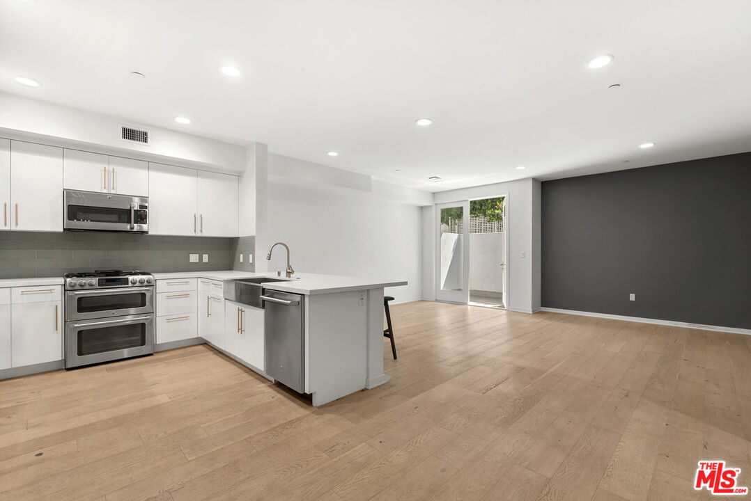 4240 Laurel Canyon Blvd Unit: 105