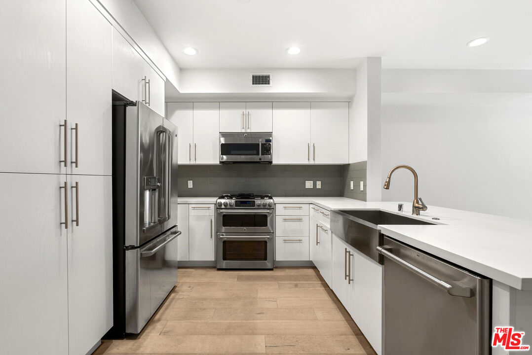 4240 Laurel Canyon Blvd Unit: 105