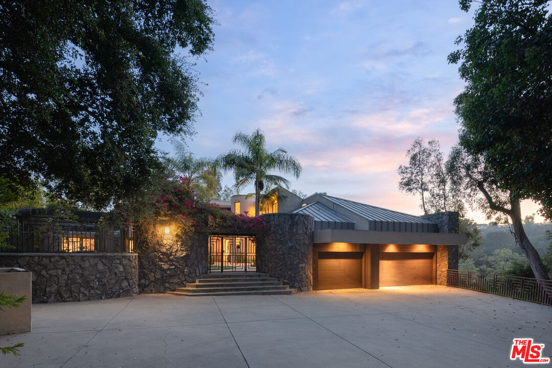 1060 E Oakmont Dr