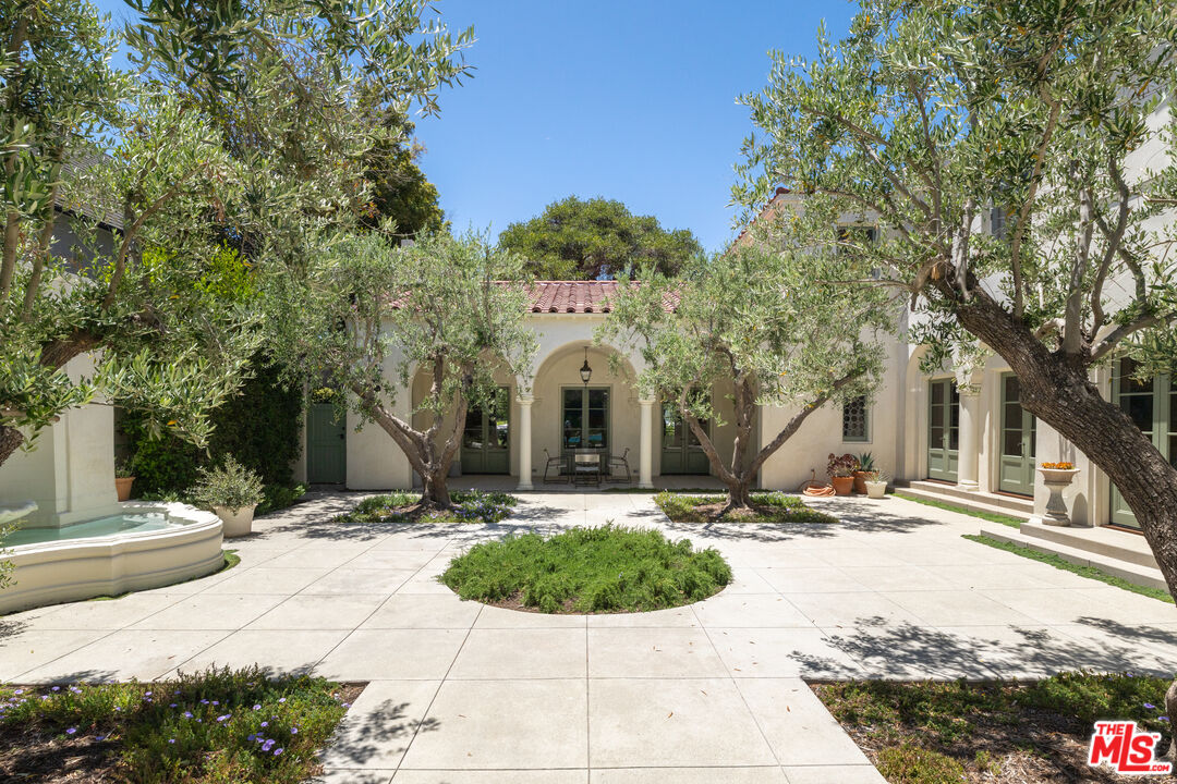 402 S Las Palmas Ave