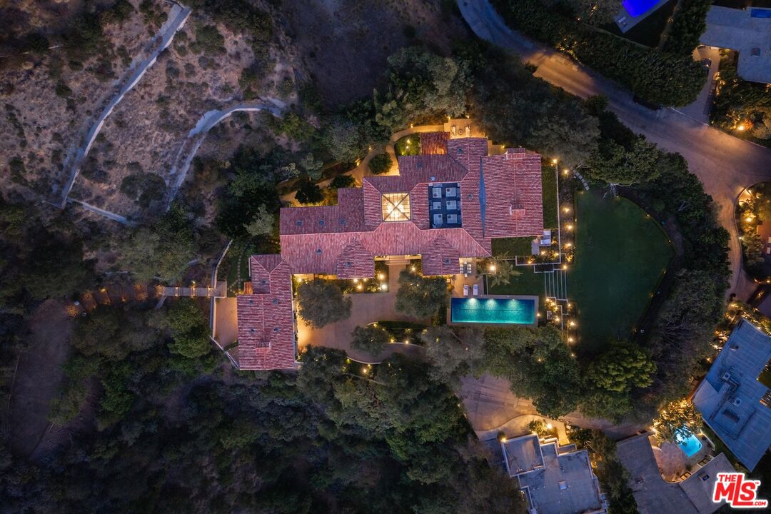 1672 Waynecrest Dr