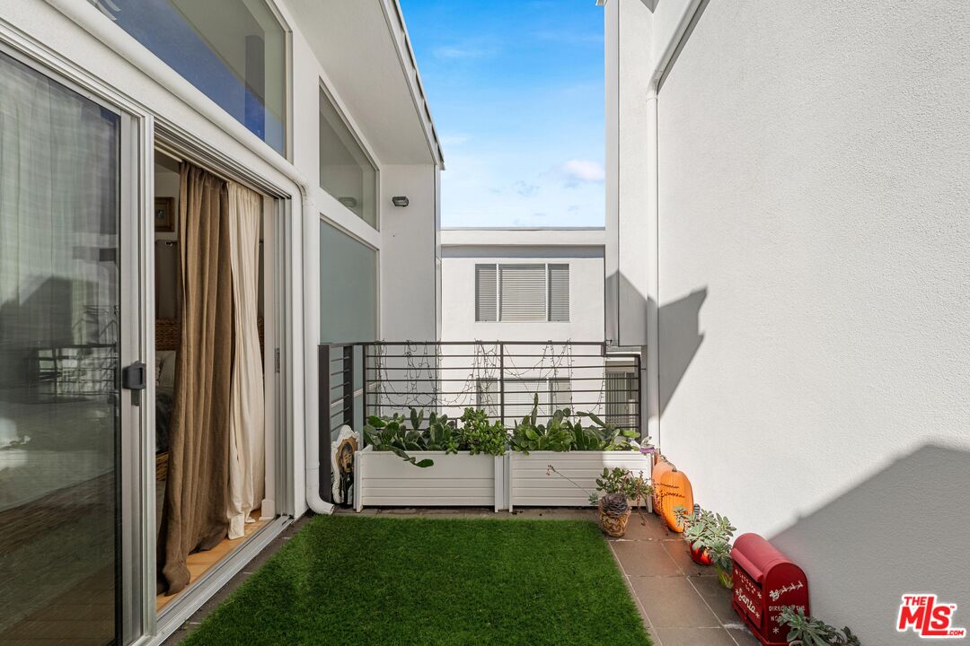 852 10th St Unit: 4