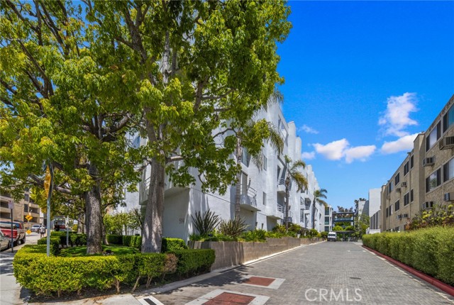 520 S Barrington AVE Unit: 116
