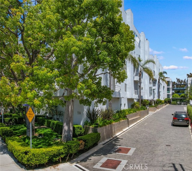 520 S Barrington AVE Unit: 116