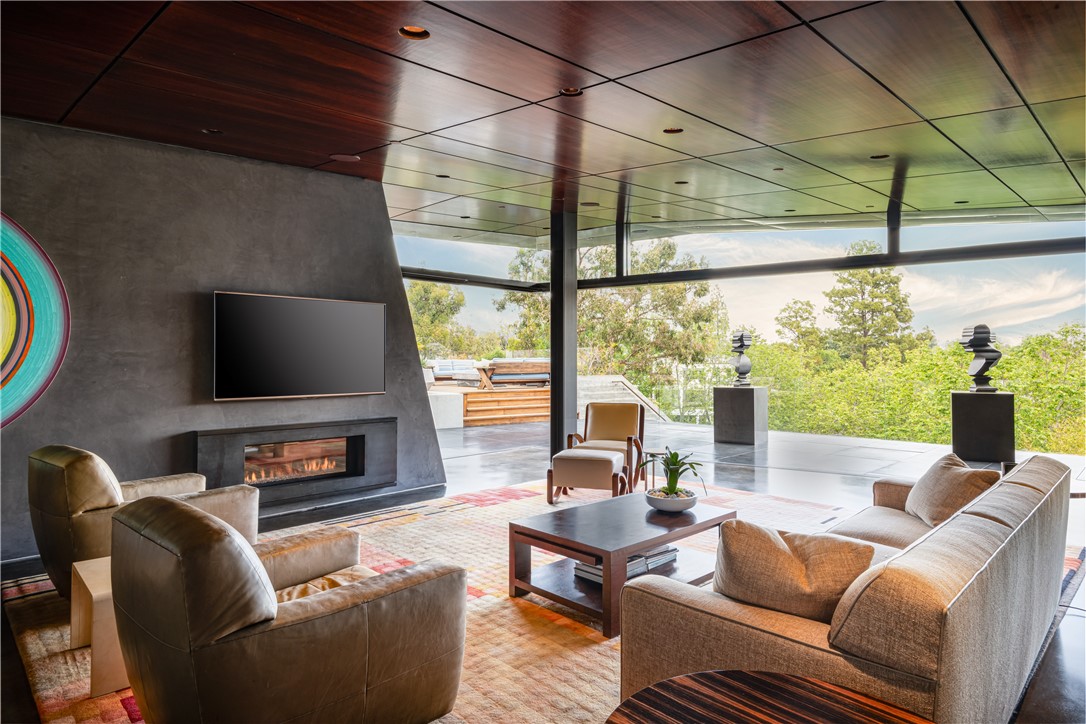 314 N Barrington AVE