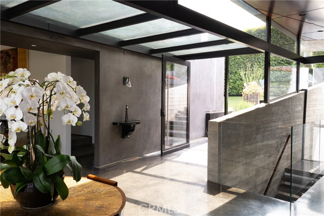 314 N Barrington AVE